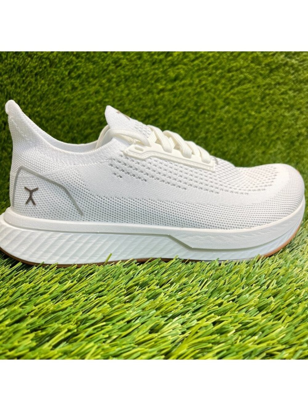 Flux Footwear Adapt Runner White Gum Womens Size 7 Athletic Walking Knit Shoes